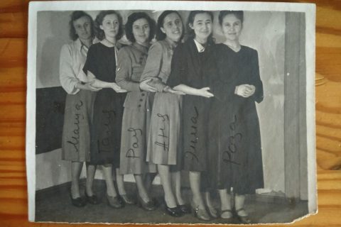 Занятно, что подписей по фотографии мне за время моего коллекционирования почти и не попадалось. Вот одна из двух, буквально.