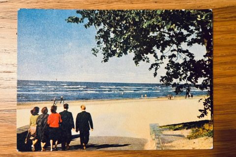 1. Открытка. Латвийская ССР, г. Юрмала. Пляж. Цветное фото В. Упитиса. Латвия, Рига, издательство «Liesma». (из фб Павла Отдельнова)